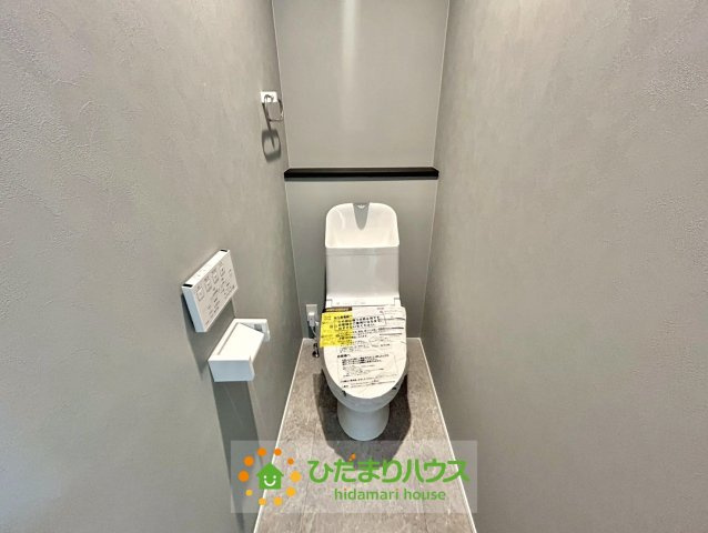 久喜市上町　新築一戸建て　のトイレ|グレーのクロスが落ち着く空間を演出してくれます♪