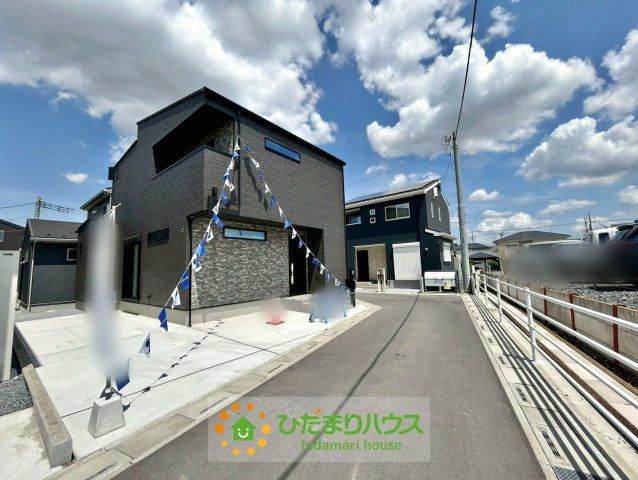 久喜市上町　新築一戸建て　の前面道路含む現地写真|角地で見晴らしの良い立地です！