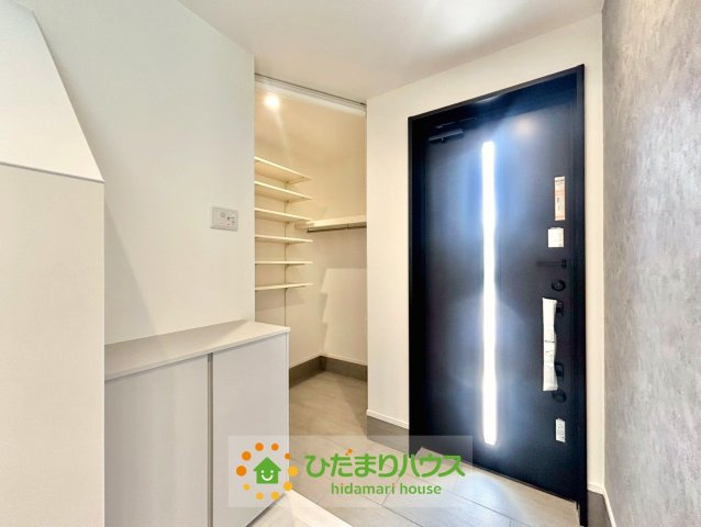 久喜市上町　新築一戸建て　の玄関|お客様を気持ちよく迎えられる、明るい玄関です♪