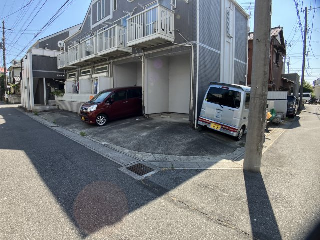 ジュネパレス藤原の駐車場