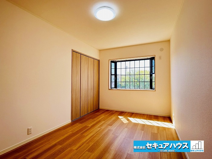 【中古戸建】名古屋市緑区砂田1丁目の洋室|【洋室7.4帖】
◆広々とした居住空間は日々の暮らしを彩り、心のやすらぎと満足感を与えてくれます。通風と採光を考慮した設計は子供たちはのびのび育ち、家族でくつろぎと団らんを生み出します。　　　　　　　