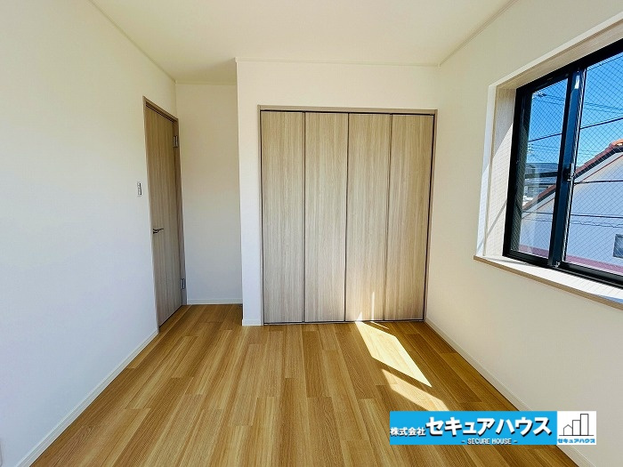 【中古戸建】名古屋市緑区砂田1丁目の洋室|【洋室6.0帖】
◆家族一人ひとりの大切なプライベート空間。趣味に合わせて使って頂けるようシンプルに仕上げてあります。暮らし心地を大きく左右する収納を、適材適所に配置し使い勝手を考慮しました。　　　　