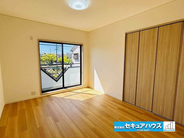 【中古戸建】名古屋市緑区砂田1丁目の洋室|【洋室6.5帖】
◆お子様のお部屋や主寝室、来客時の宿泊室、趣味のお部屋としてもご利用いただけます♪
◆2階に3部屋洋室の3LDKです。1人1人のプライベート空間を確保することができます。　　　　　　