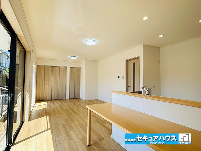 【中古戸建】名古屋市緑区砂田1丁目の居間・リビング|【LDK19.7帖】
◆家族揃ってリビングで過ごすお休みの日が、楽しみになる場所となることでしょう。
◆対面式のオープンキッチンは、家事をしながら家族の様子が一目でわかる安心＆便利設備♪　　　　　　　