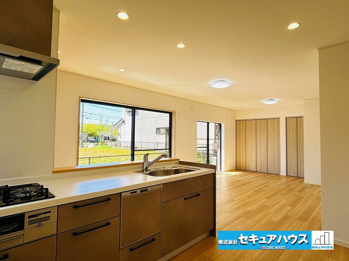 【中古戸建】名古屋市緑区砂田1丁目のキッチン|【キッチン】
◆広々としたキッチンスペースのため家族で並んで料理できます。折下天井によりお洒落な空間になっております。
◆床下収納付きのキッチンです。お米や保存食のストックを入れられます。　　　