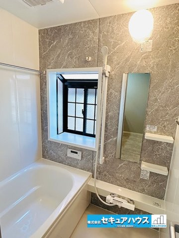 【中古戸建】名古屋市緑区砂田1丁目の浴室|【浴室】
◆アクセントパネルで落ち着きのある雰囲気を演出します。毎日の疲れを癒やすバスタイムをお楽しみ下さい！
◆窓付きで、カビの繁殖を抑える効果があります。
◆追い炊き機能付きのオートバスです。　　