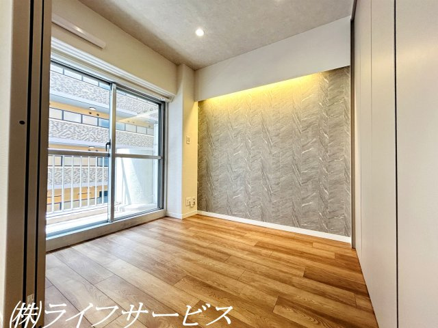 【洋室】 | 三国本町スカイハイツ | バルコニー側洋室／ワイドクローゼット＆間接照明あり！