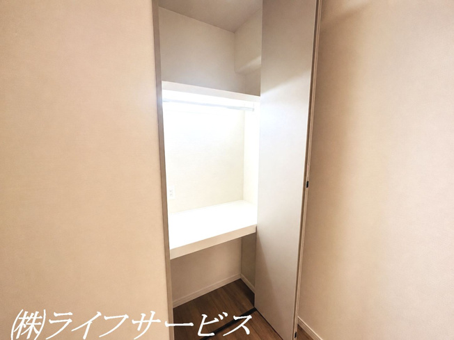 【収納】 | 三国本町スカイハイツ | 玄関側洋室／クローゼット有！ライト付で整理整頓もらくらく！