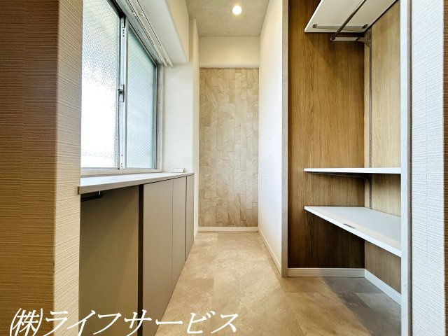【玄関】 | 三国本町スカイハイツ | 玄関／玄関横にはオープンタイプのシューズインクローゼットあり！広々とした土間＆シューズボックス＆棚あり！