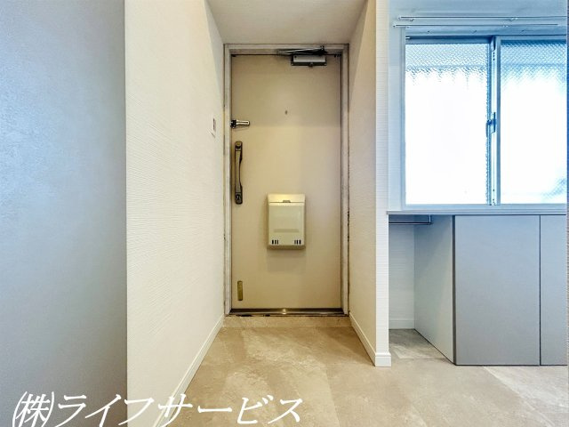 【玄関】 | 三国本町スカイハイツ | 玄関／玄関横にはオープンタイプのシューズインクローゼットあり！広々とした土間＆シューズボックス＆棚あり！