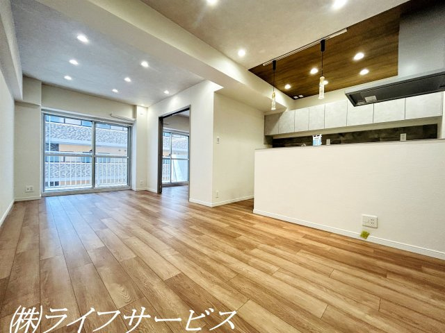 【居間・リビング】 | 三国本町スカイハイツ | 南向きのＬＤＫ15.6帖／ダウンライト設置済！リフォーム済につきすぐのご入居が可能です！