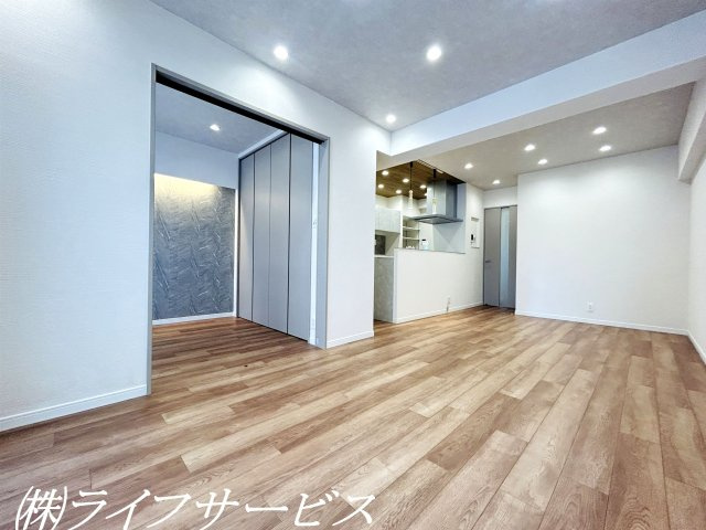 【居間・リビング】 | 三国本町スカイハイツ | 南向きのＬＤＫ15.6帖／ダウンライト設置済！リフォーム済につきすぐのご入居が可能です！