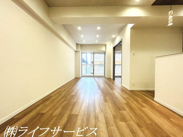 【居間・リビング】 | 三国本町スカイハイツ | 南向きのＬＤＫ15.6帖／ダウンライト設置済！リフォーム済につきすぐのご入居が可能です！