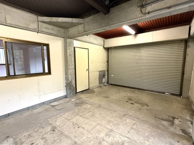 リフォーム済み　富士産業別荘地の和風3SLDKの駐車場|ガレージ内