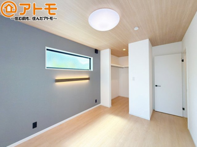 【寝室】 | 葵区城北二丁目　戸建　全1棟 | 収納スペースもしっかり確保したお部屋は、収納家具の数も減らせるのでお部屋を広く使えます！