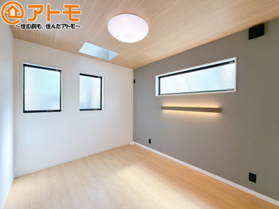 【寝室】 | 葵区城北二丁目　戸建　全1棟 | アクセントクロスが印象的なお部屋です。お気に入りの家具に囲まれてゆったり過ごしたいですね♪