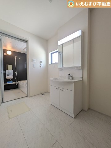 Livele Garden.S　大泉第6仙石の独立洗面台|3面ミラーの後ろは収納スペースを完備
生活感のあるものは隠して、スッキリシンプルな洗面台に！清潔感のある空間♪