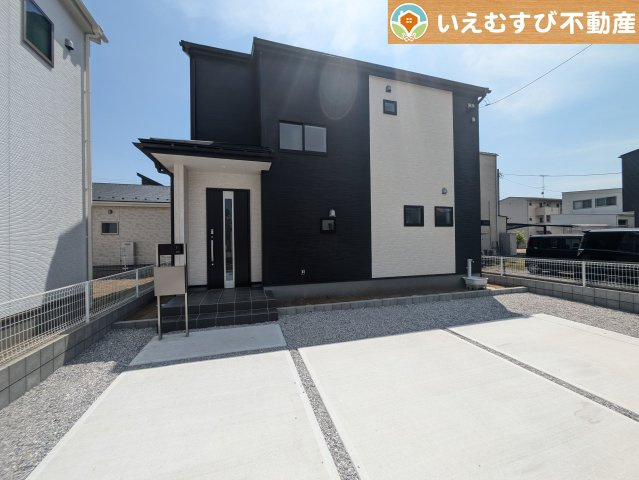 Livele Garden.S　大泉第6仙石の駐車場|並列3台駐車可能なゆとりのカースペース
複数台車をお持ちでも、お友達が遊びに来てもゆとりの駐車スペース！