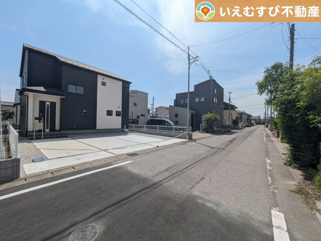 Livele Garden.S　大泉第6仙石の前面道路含む現地写真|安心の広々6ｍ前面道路
6ｍの前面道路はお車の駐車が楽々！すれ違える広さが確保されています♪