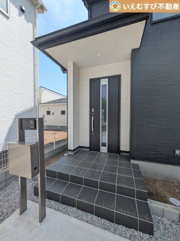 Livele Garden.S　大泉第6仙石のエントランス|落ち着いた色づかいのエントランス
駐車場からアクセスの良いエントランス。雨の日や荷物が多くても安心の動線♪