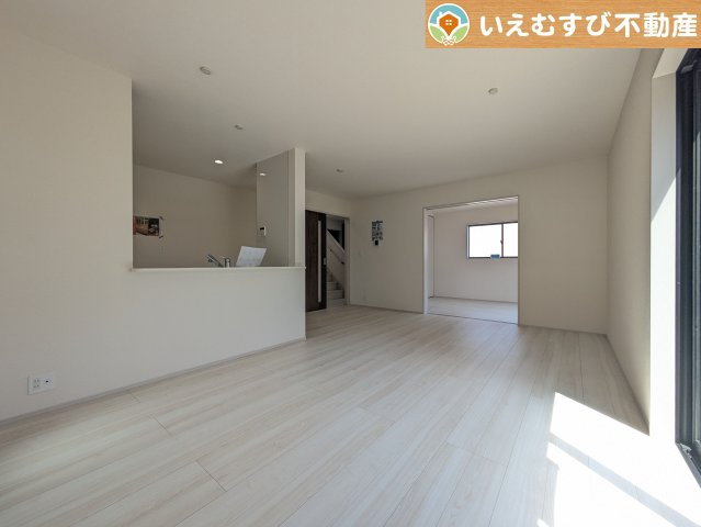 Livele Garden.S　大泉第6仙石の居間・リビング|開放感と家族との距離感にこだわったＬＤＫ
採光たっぷりのリビングで休日には家族みんなでくつろげそうですね♪
