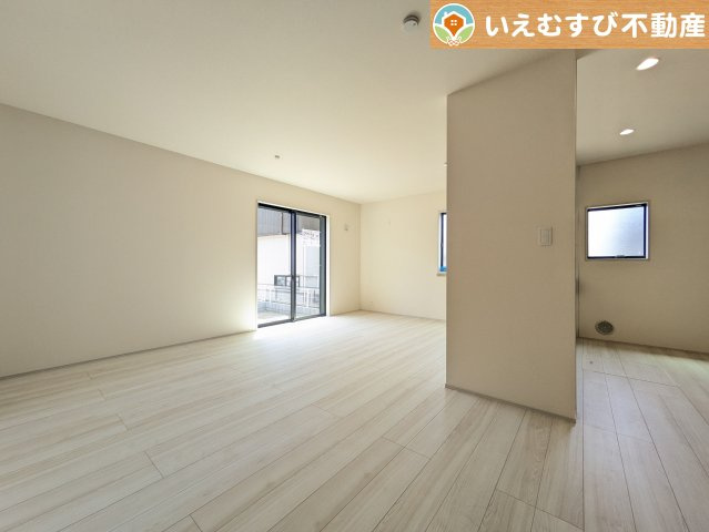 Livele Garden.S　大泉第6仙石の居間・リビング|ナチュラルな色合いで落ち着いた印象のリビングダイニング
ぬくもりのあるナチュラルな空間。グリーンを飾っても相性が良さそうですね♪