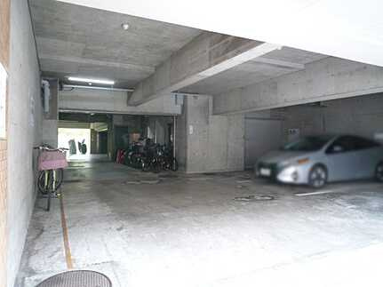 ライオンズマンション京橋川の駐車場