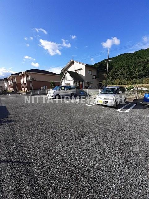 リヴィエールサラサＡの駐車場|敷地内に駐車場も完備★