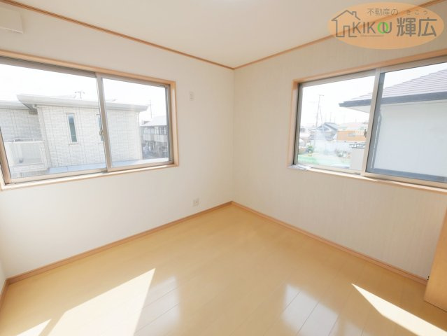 加古川市東神吉町西井ノ口　中古戸建の洋室