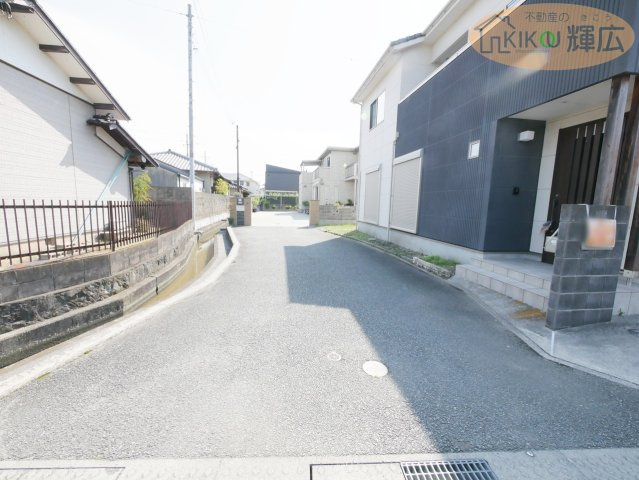 加古川市東神吉町西井ノ口　中古戸建の前面道路含む現地写真