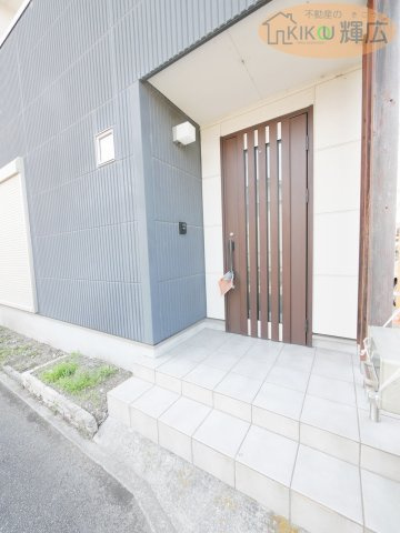 加古川市東神吉町西井ノ口　中古戸建の玄関