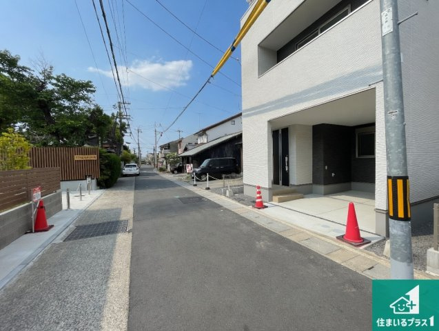★1(土)2(日)現地見学可能！★京都市右京区嵯峨伊勢ノ上町　第1期　新築一戸建ての前面道路含む現地写真|周辺は閑静な住宅街！前面道路広々で車の出し入れも便利です。駐車が苦手な方でも安心して車庫入れできます！
