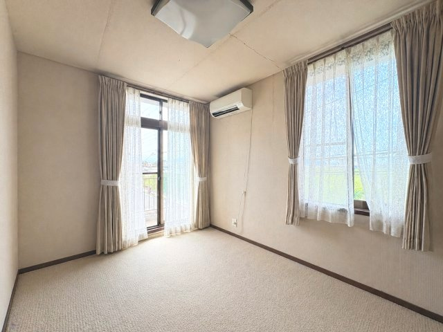 磯城郡田原本町大字八尾の洋室|シンプルで使いやすい洋室6帖　収納付きでお部屋すっきり　※一部AI加工により家具を削除しています