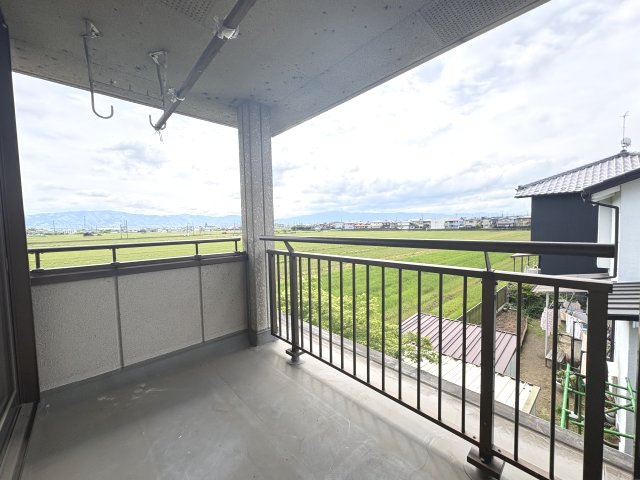 磯城郡田原本町大字八尾のバルコニー|洗濯物もたっぷり干せるゆとりのバルコニー
