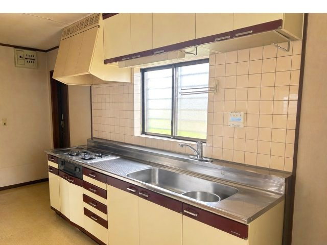 磯城郡田原本町大字八尾のキッチン|吊戸棚もあり収納たっぷり、窓があるので料理の時も明るいです　※一部AI加工により家具を削除しています