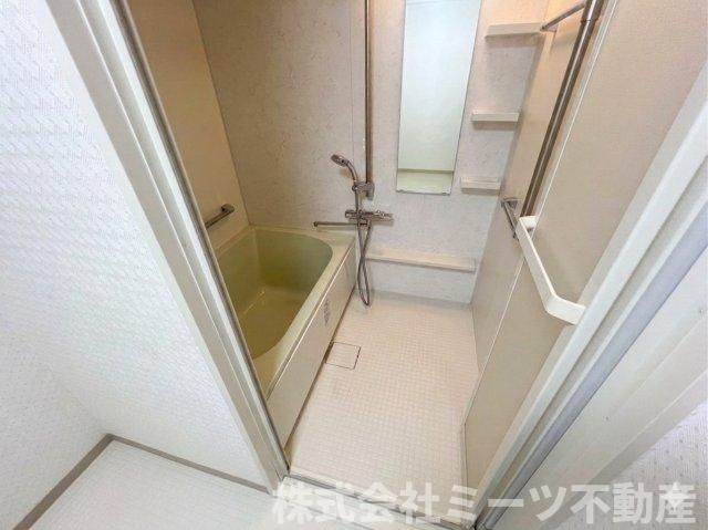 正起瓢箪山ハイツの浴室|※掲載画像はAI生成によるイメージであり、実際の物件とは異なる場合があります。