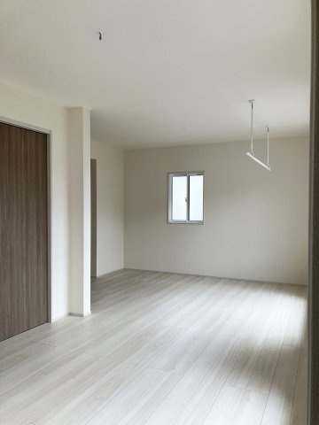 【居間・リビング】 | 桂坂 大枝北沓掛町三丁目 新築一戸建 | ２階　洋室10.5帖（4.5帖+6帖）