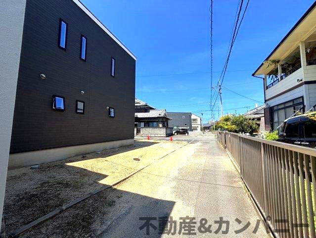 南吉田町の中古のおうち　松山市南吉田町中古戸建の前面道路含む現地写真|前面道路含む現地写真です