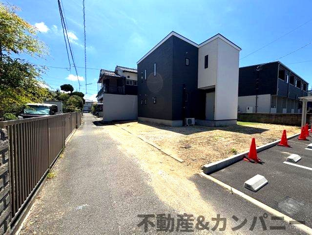 南吉田町の中古のおうち　松山市南吉田町中古戸建の前面道路含む現地写真|前面道路含む現地写真です
