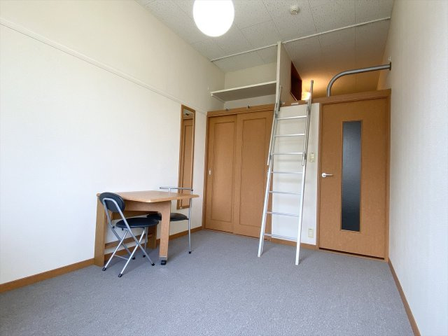 レオパレス王子台弐番館の居間・リビング