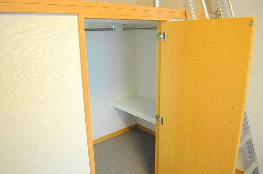 レオパレス八千代の内装|ハイベッド内部にもお荷物収納いただけます！
