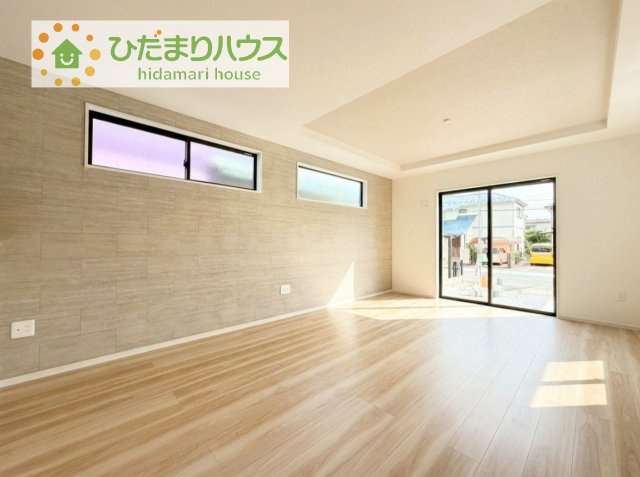 【居間・リビング】 | 阿見町実穀55期　新築戸建 | リビングの大きな窓からは、暖かな日の光が降り注ぎます・・・