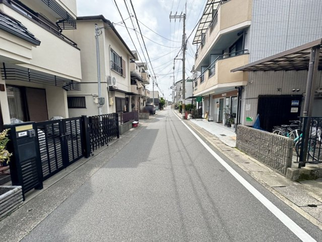桂池尻町|前道５.５ｍと見通し良好！
お車の駐車安心の道幅となっております。（R8.4撮影）