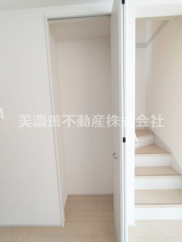６６８９０　岐阜市西川手新築戸建の収納|1階階段横