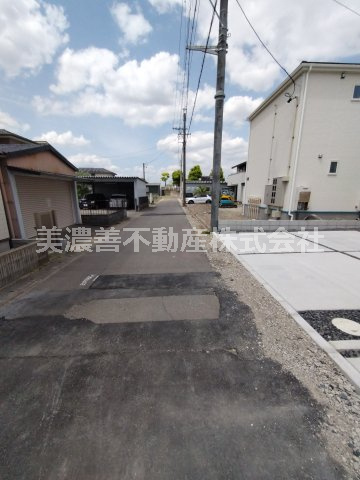 ６６８９０　岐阜市西川手新築戸建の前面道路含む現地写真