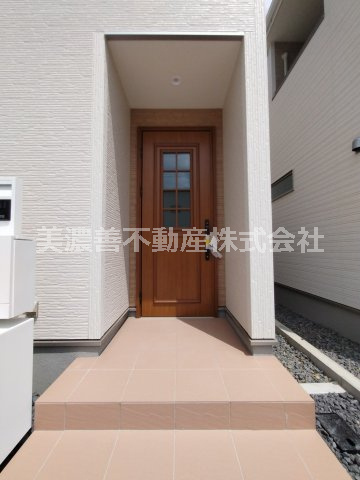 ６６８９０　岐阜市西川手新築戸建の玄関