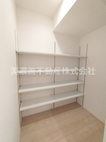 ６６８９０　岐阜市西川手新築戸建の収納|階段下