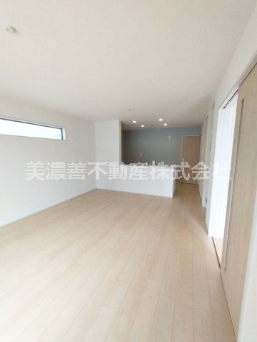 ６６８９０　岐阜市西川手新築戸建の居間・リビング
