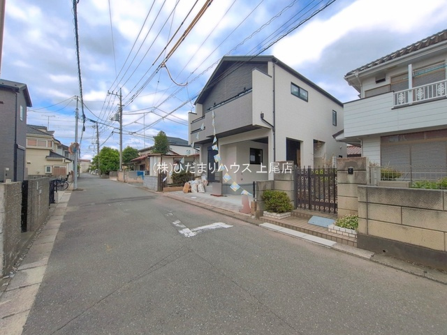 桶川市東2丁目3期　新築戸建　ブルーミング01の前面道路含む現地写真