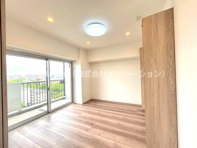 大島スカイハイツの洋室|～Bed room～
バルコニーから陽当たりが差し込みますので、日中は電気など必要ない明るさとなっております。